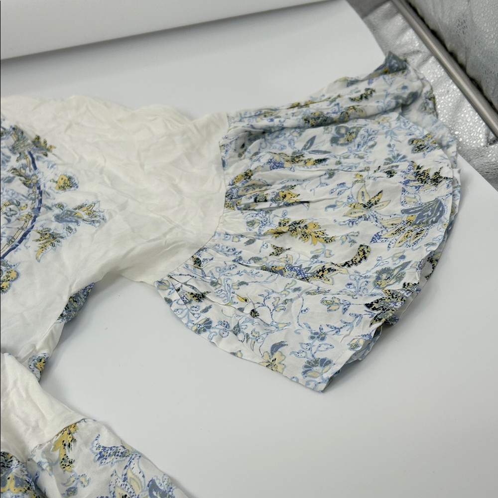 Elegant Blue and White Patterned Blouse - Picture 8 of 16